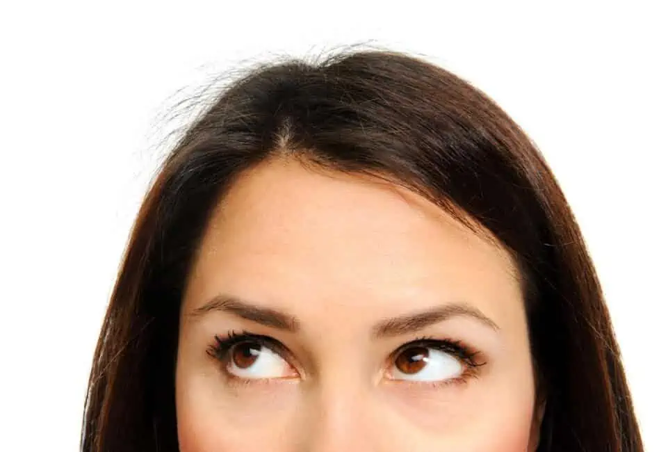 안구 운동을 위해 눈을 돌리고 있는 여성