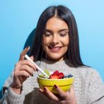 면역력 높이는 방법 위해 과일을 섭취하는 여성